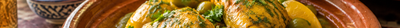 Aardewerk tajine met kip, groene olijven en ingelegde citroen, het deksel ernaast