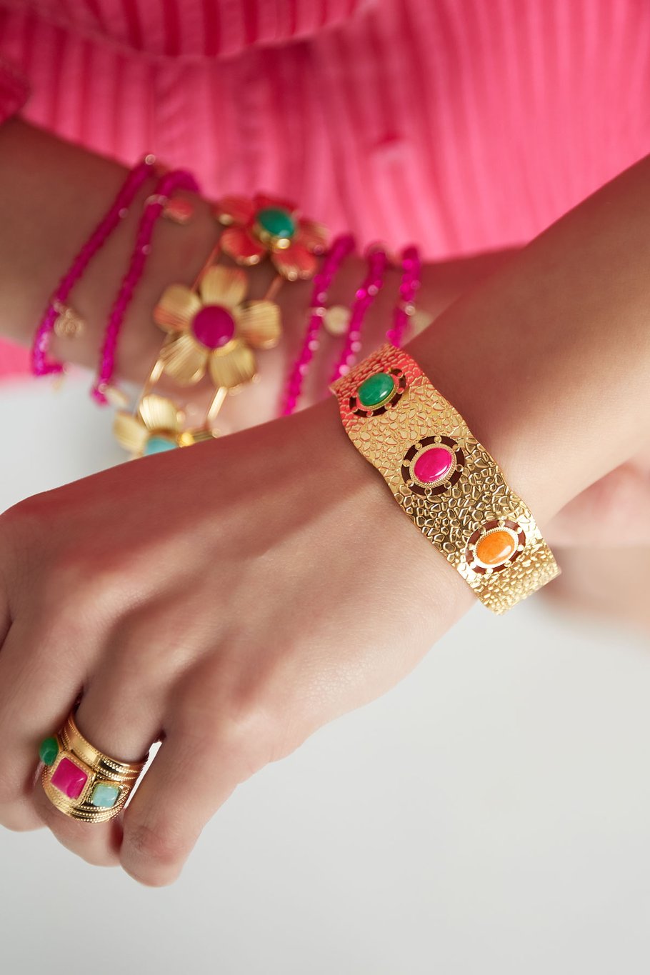 Bohemian armband van goudkleurig stainless steel met 3 gekleurde steentjes – foto 3