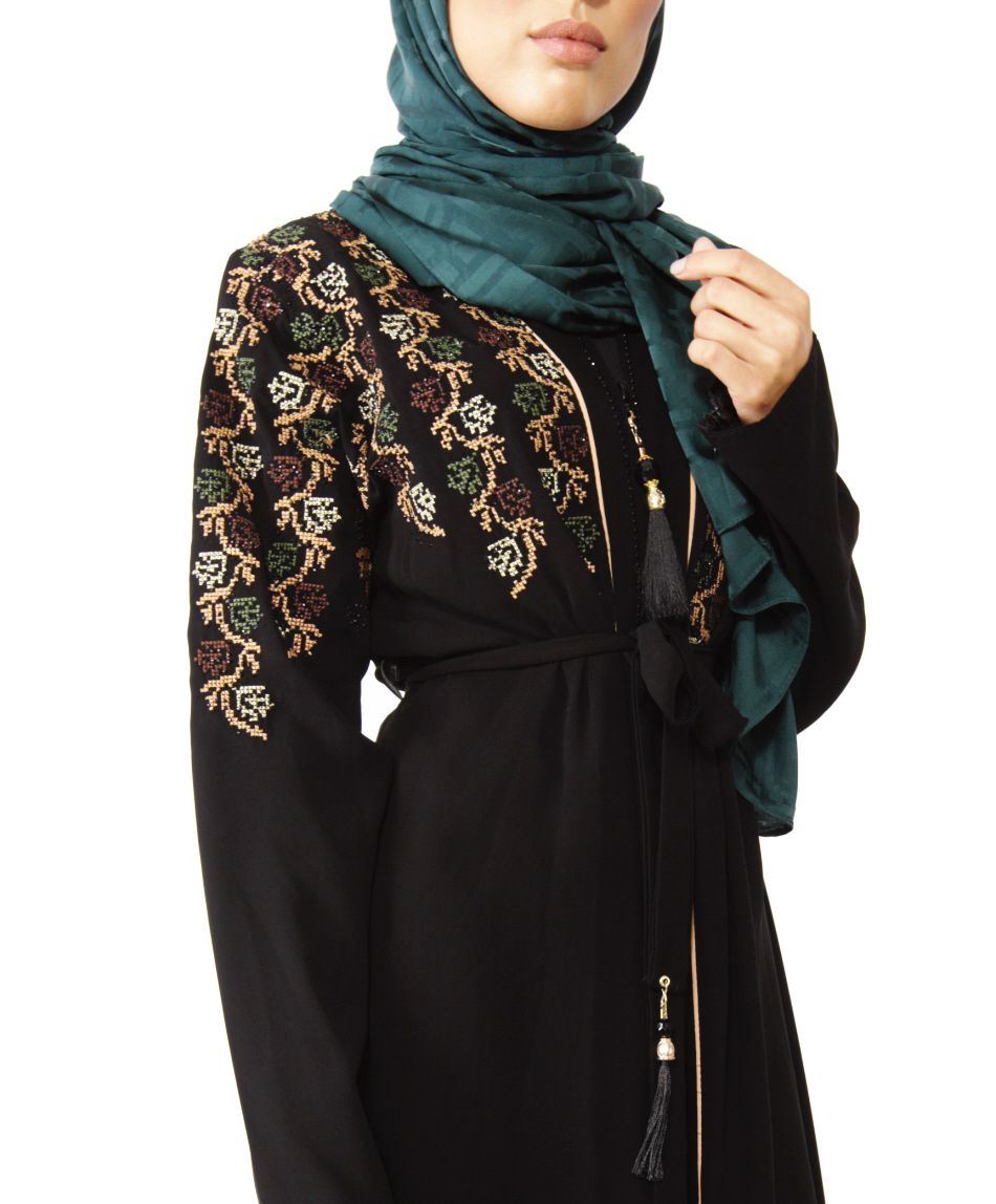 Modest embroidered abaya zwart – borduursel met steentjes, zalmroze accenten – foto 2