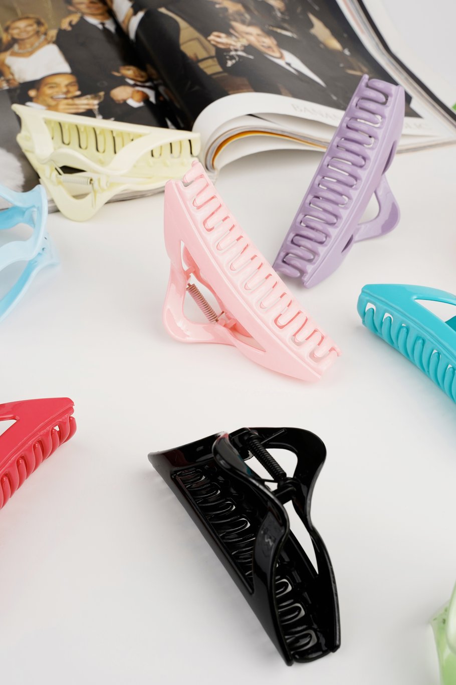 Off-white haarclip in driehoeksvorm – zomers design, plastic, 11,5 cm – foto 4