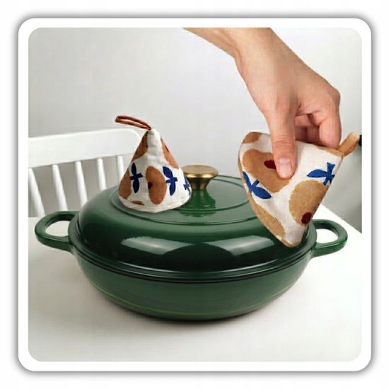 Hage - Casserole - Enameled Cast Iron Casserole - Cast Iron Casserole - Suitable for Induction, Gas & Oven - Includes Trivet & Handle Protectors - 3 Liters - Ø30 x 10.5 cm - Dark Green