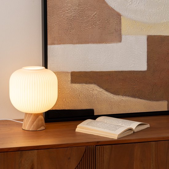 Atmosphera Travis tafellamp – geribbeld wit glas op houten voet, Ø 20 cm