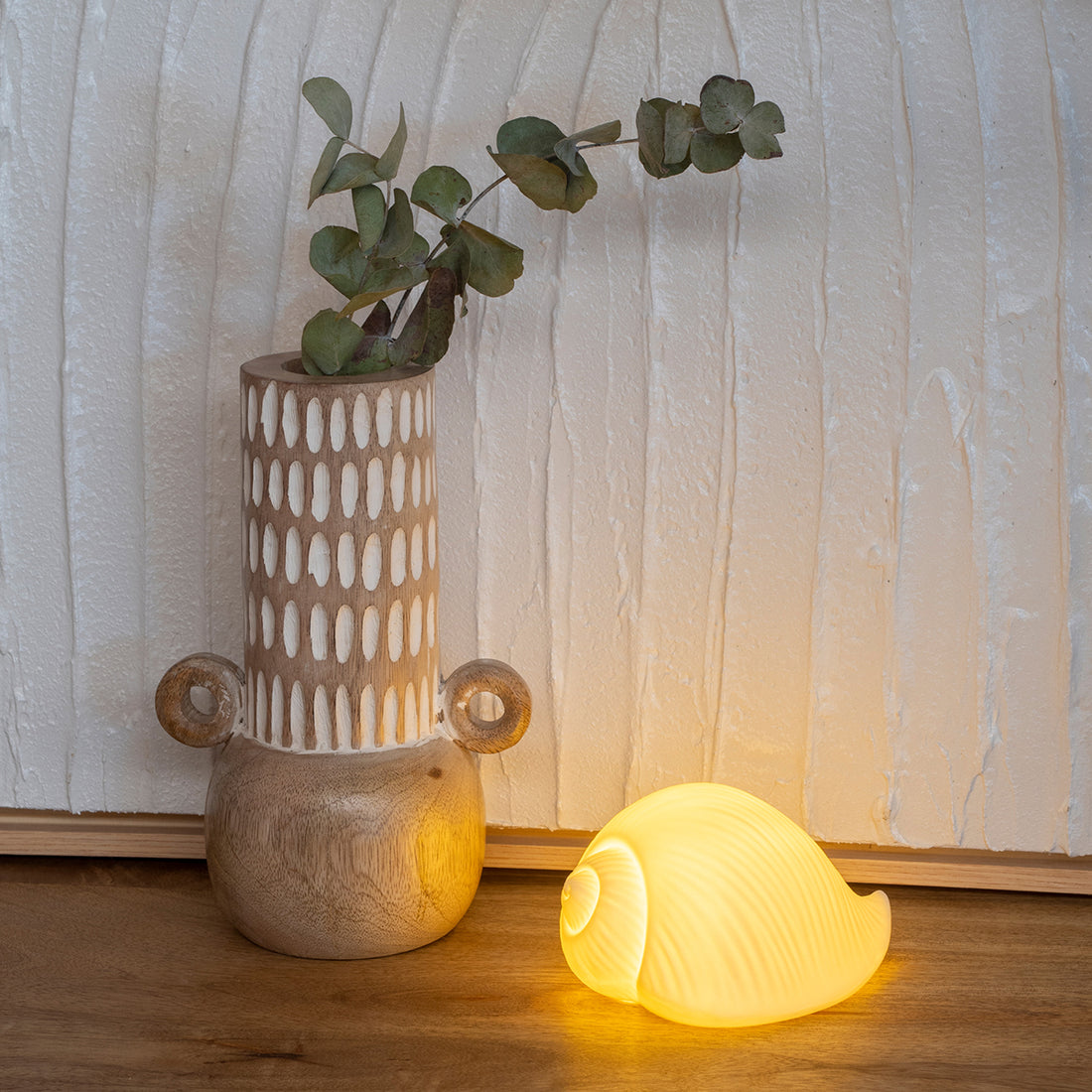 Bruine houten vaas met wit snijwerk – decoratieve vaas, 20 cm hoog – foto 3