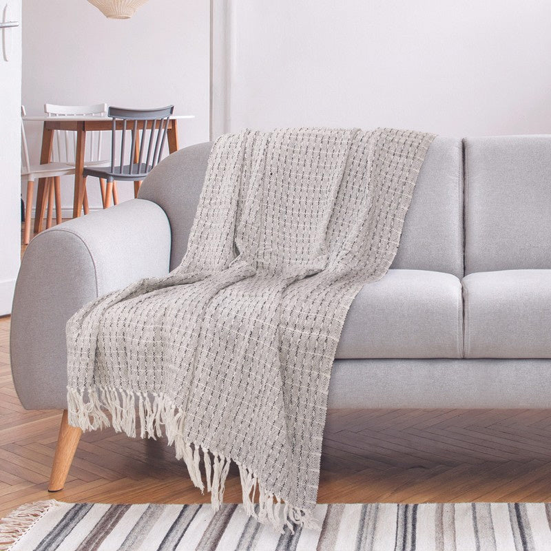 Gefranjerde plaid van katoen – zwart en ecru gestippeld, 150 x 120 cm – foto 2