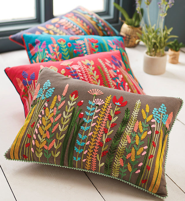 Housse de coussin brodée fleurs sauvages 35 x 50 cm