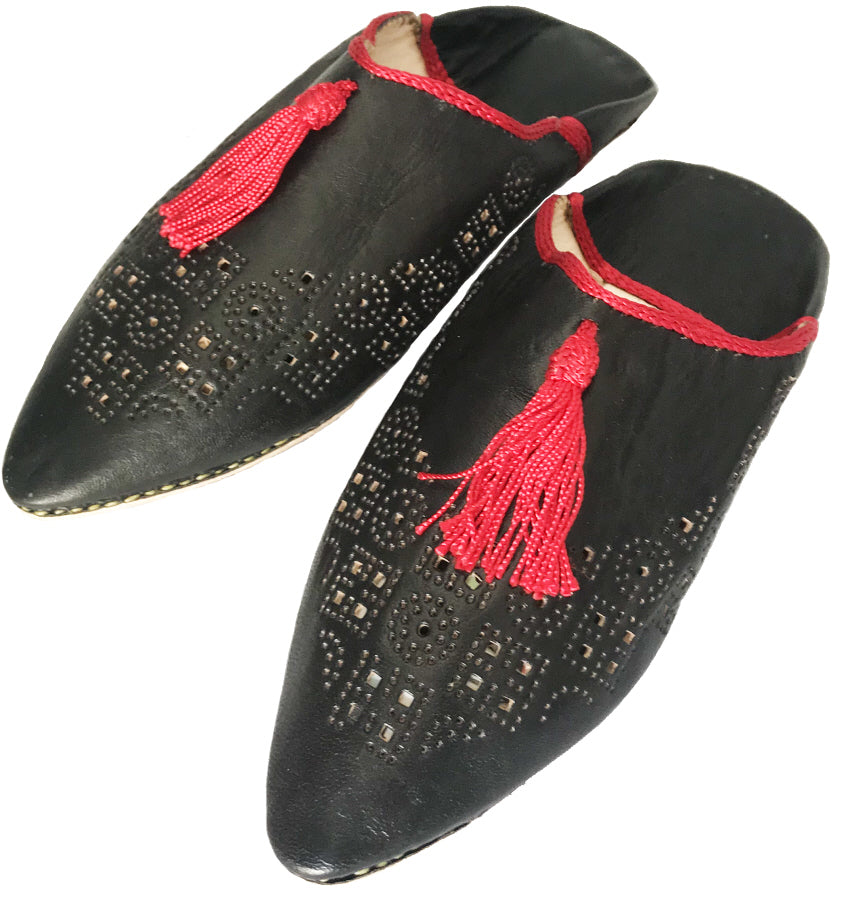 Leren babouche mule met pompom – Marokkaanse slippers, zwart of donkerfuchsia – foto 4