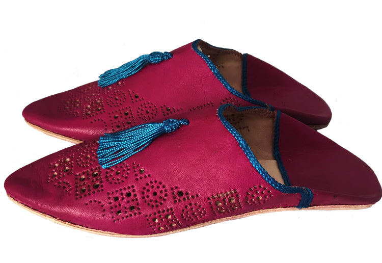 Leren babouche mule met pompom – Marokkaanse slippers, zwart of donkerfuchsia – foto 9