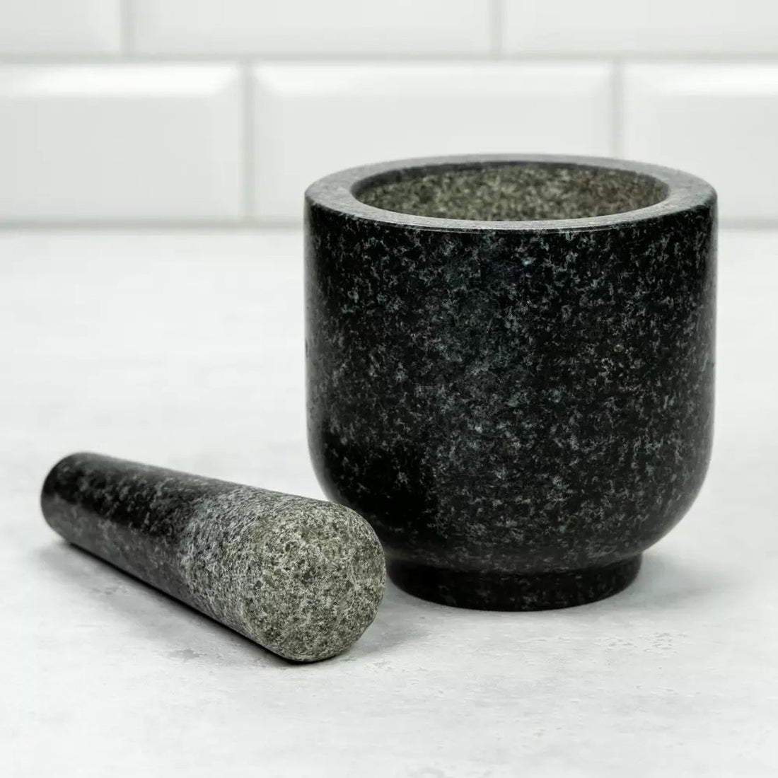 Kinghoff KH1679 - Vijzel en Stamper Set van Natuursteen Graniet - Vijzel 12 cm - Stamper 15,5 cm - Duurzaam en Stijlvol Keukengerei - Handgemaakt