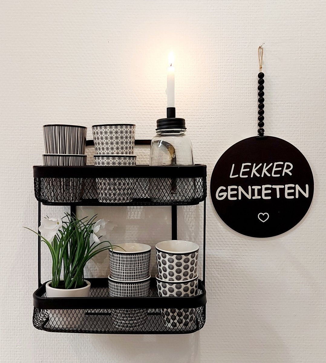 Étagère de cuisine noire pour tasses et épices