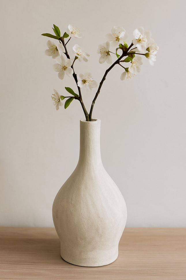 Witte keramische vaas, 32 cm hoog – handgemaakt aardewerk met smalle hals